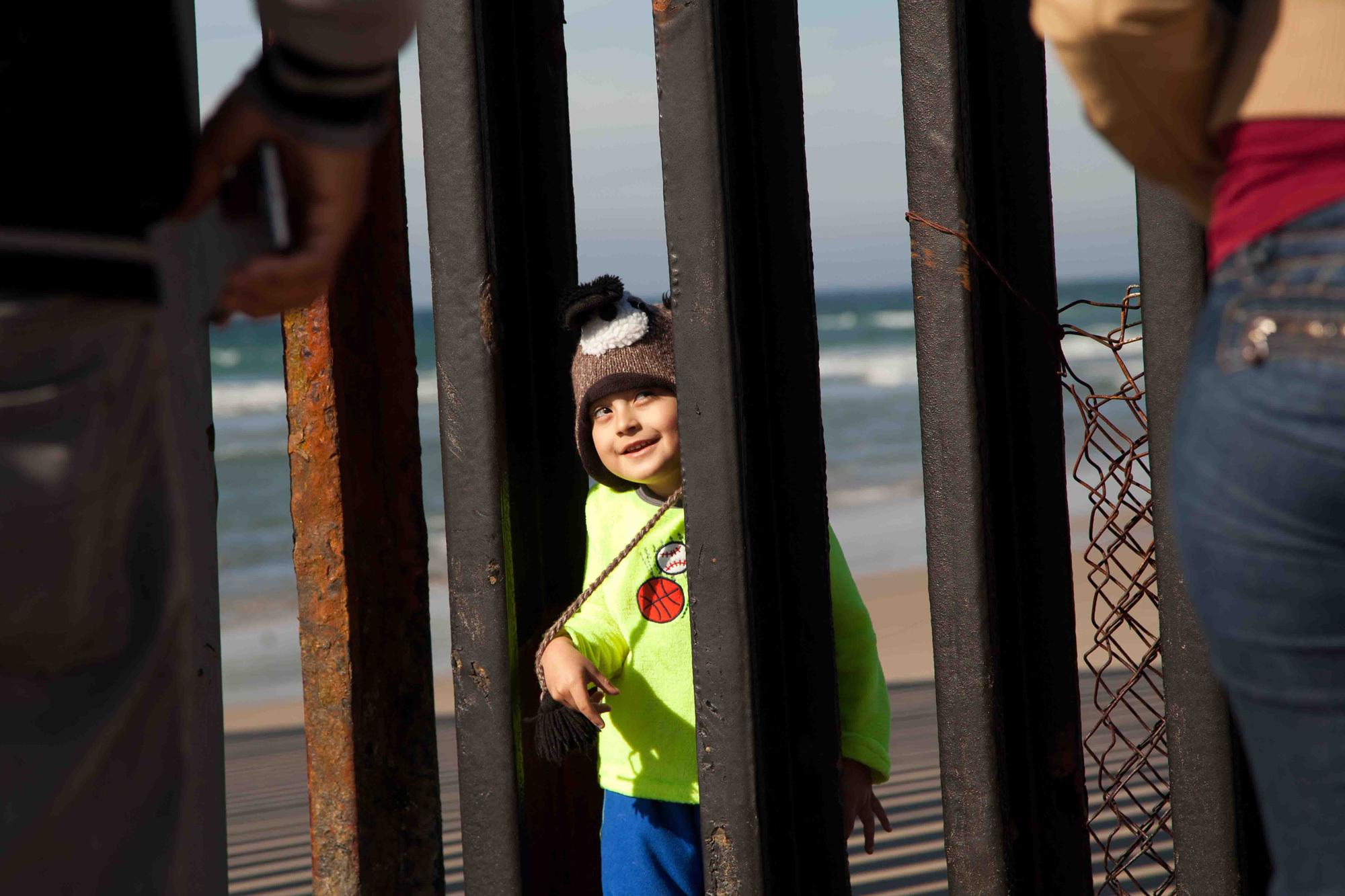 Photos of Kids Playfully Crossing the USMexico Border VICE United