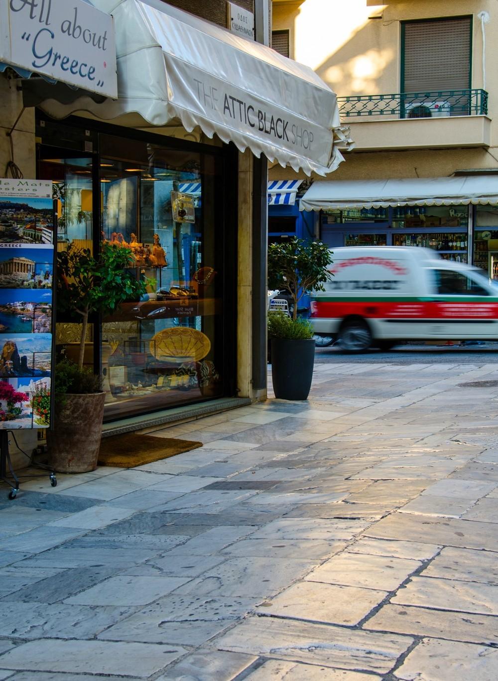 dekemvriana-athens-tote-kai-tora-body-image-1449091196-size_1000
