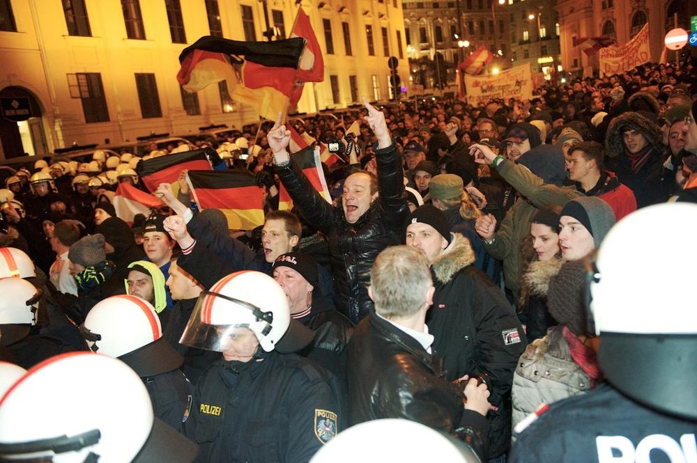 https://vice-images.vice.com/images/content-images/2015/02/03/pegida-fotos-wien-928-body-image-1422973542.jpg?resize=1000:*&output-quality=75