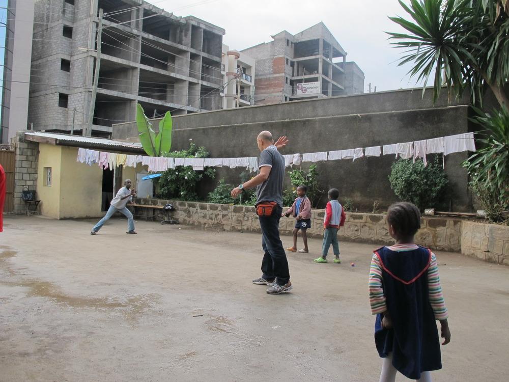 Η αυλή του ορφανοτροφείου στην Αντίς Αμπέμπα χρησιμεύει για παιχνίδι, μπουγάδα και πάρκινγκ αυτοκινήτων.