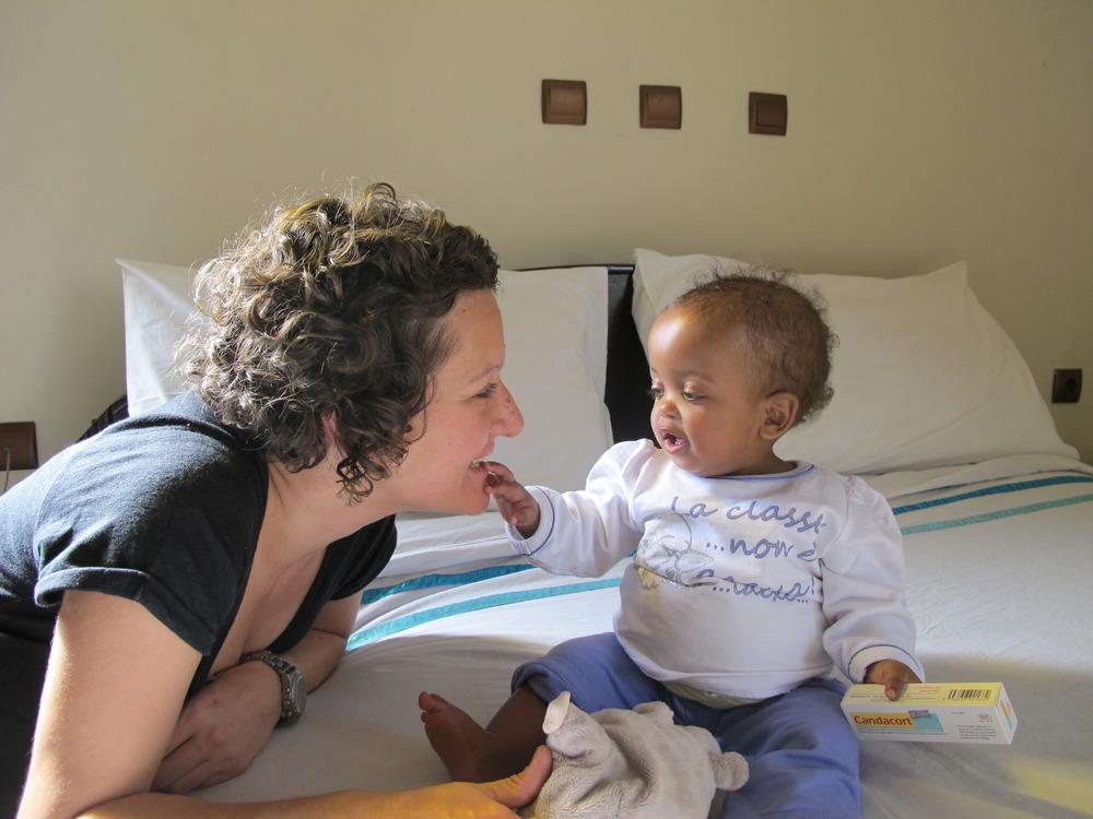 Οι πρώτες στιγμές της Μελίνας με την θετή της μητέρα στο ξενοδοχείο της αντίς Αμπέμπα.