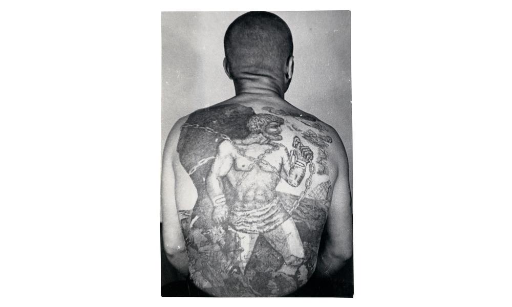 L’encyclopédie visuelle des tatouages des prisonniers ...