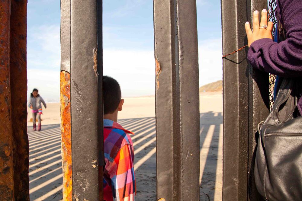 photos-of-kids-pretending-to-cross-the-mexican-border-113-263-1421165675-size_1000.jpg