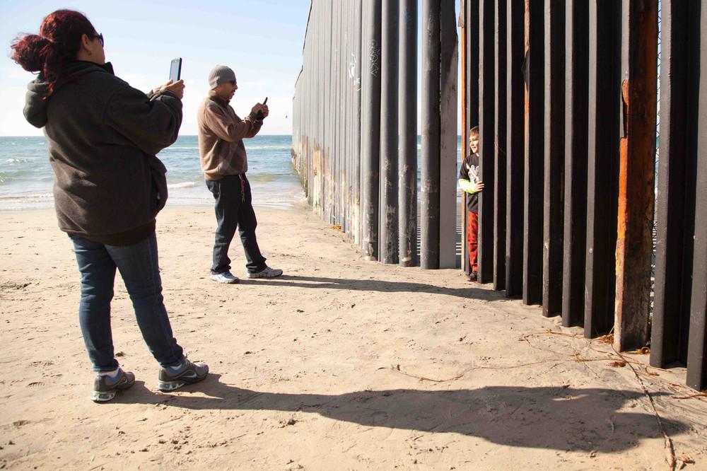 photos-of-kids-pretending-to-cross-the-mexican-border-113-297-1421165709-size_1000.jpg
