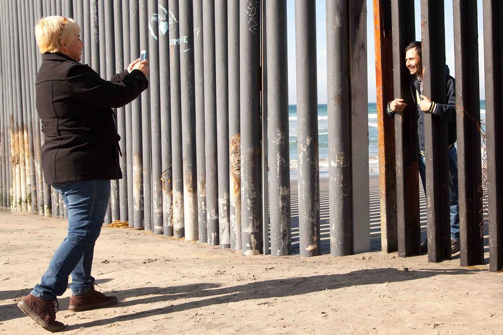 photos-of-kids-pretending-to-cross-the-mexican-border-113-484-1421165689-size_1000.jpg