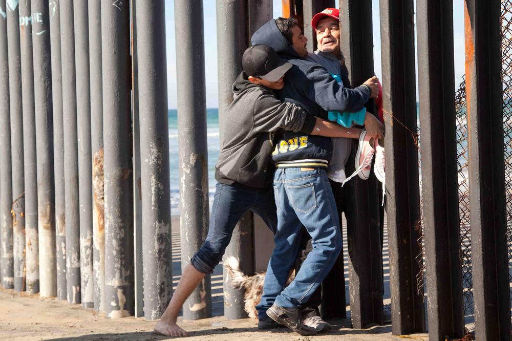 photos-of-kids-pretending-to-cross-the-mexican-border-113-499-1421165684-size_1000.jpg