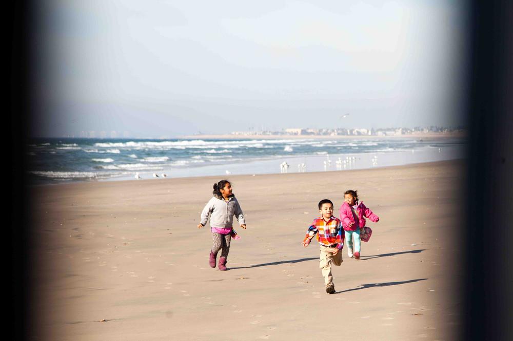 photos-of-kids-pretending-to-cross-the-mexican-border-113-551-1421165702-size_1000.jpg