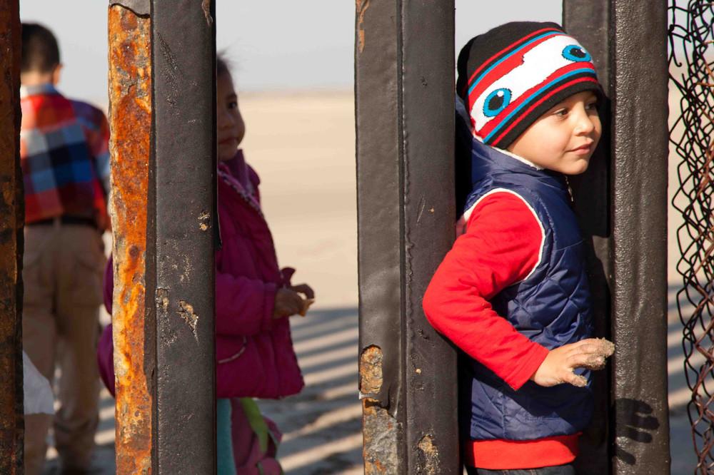 photos-of-kids-pretending-to-cross-the-mexican-border-113-575-1421165669-size_1000.jpg