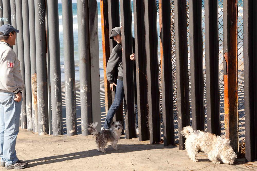 photos-of-kids-pretending-to-cross-the-mexican-border-113-680-1421165691-size_1000.jpg