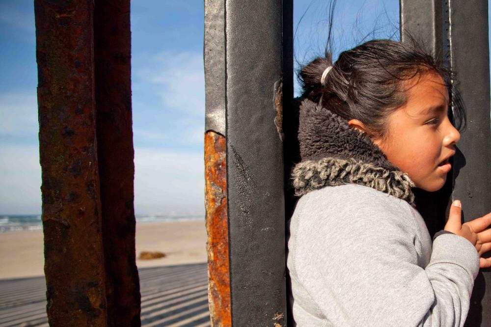 photos-of-kids-pretending-to-cross-the-mexican-border-113-851-1421165678-size_1000.jpg
