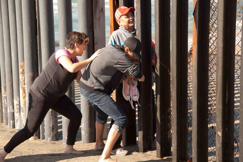 photos-of-kids-pretending-to-cross-the-mexican-border-113-957-1421165693-size_1000.jpg