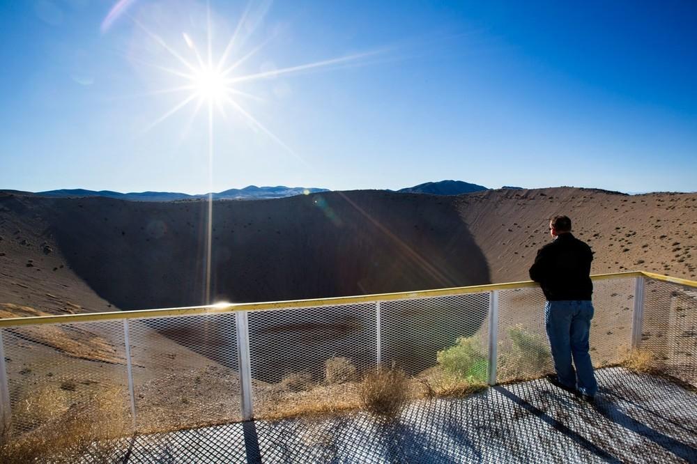 O κρατήρας Sedan, ο οποίος δημιουργήθηκε από μια θερμοπυρηνική έκρηξη 104 κιλοτόνων το 1962, είναι ένας από τους βασικούς λόγους που οι ετήσιες εκδρομές στο Nevada National Security Site (100 μίλια βορειοδυτικά του Las Vegas) είναι τόσο δημοφιλείς. Η πυρηνική έκρηξη που δημιούργησε τον κρατήρα μετατόπισε 12 εκατομμύρια τόνους γης, αφήνοντας πίσω της έναν κρατήρα με βάθος 96 μέτρων.