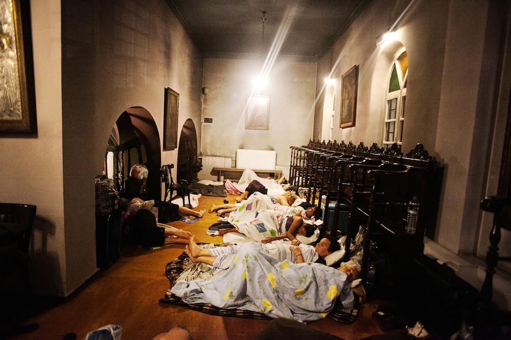 Προσκυνητές κοιμούνται και στον γυναικωνίτη του Ιερού Ναού της Παναγίας.