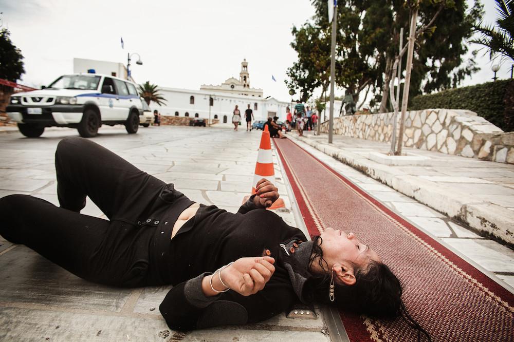 Η αφόρητη ζέστη και ο ανηφορικός δρόμος κάνουν ακόμα πιο δύσκολο το τάμα.