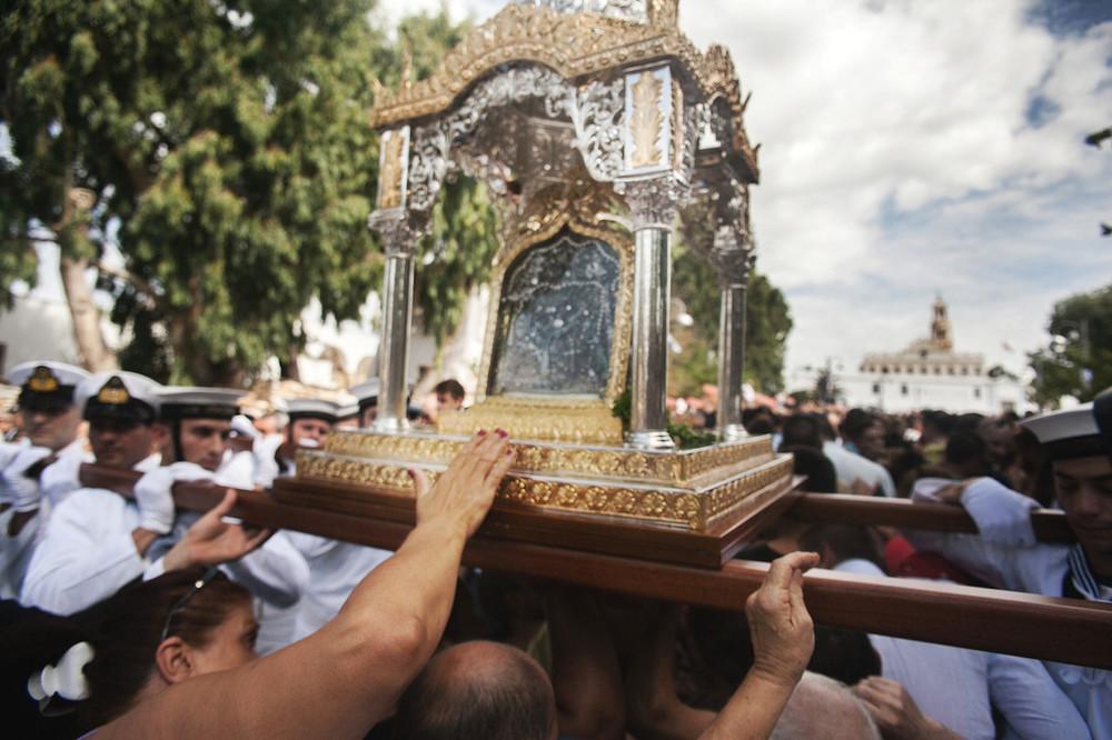 Κόσμος περνάει κάτω από την θαυματουργή εικόνα.