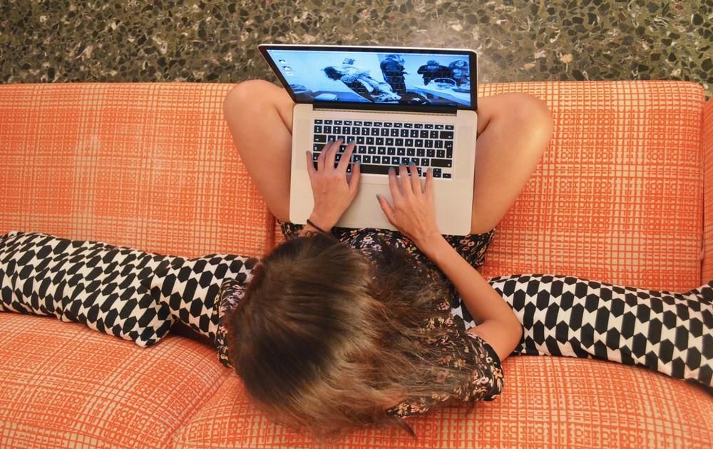 Η Νάντια ψάχνοντας κάτι στα γρήγορα