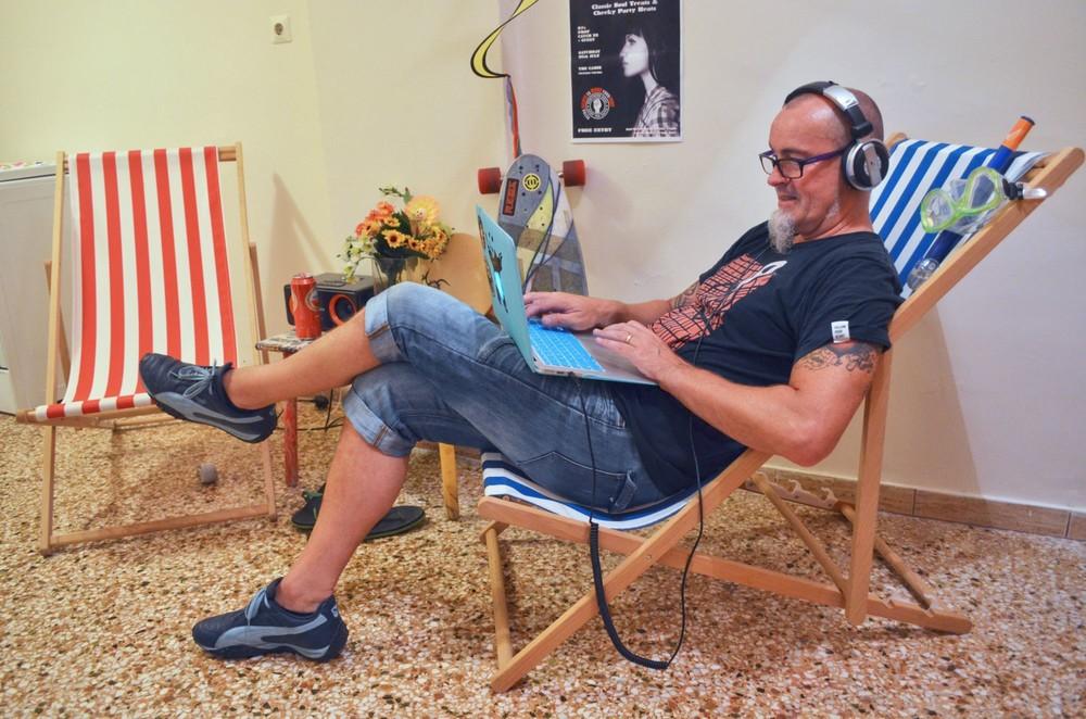 Ο Gaz με μουσική και δουλειά στην εσωτερική «παραλία»