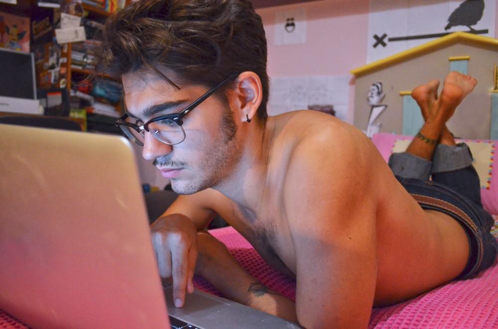 Ο Βικέ ρίχνει μια ματιά στα νέα, λίγο πριν την έξοδο για ποτάκια