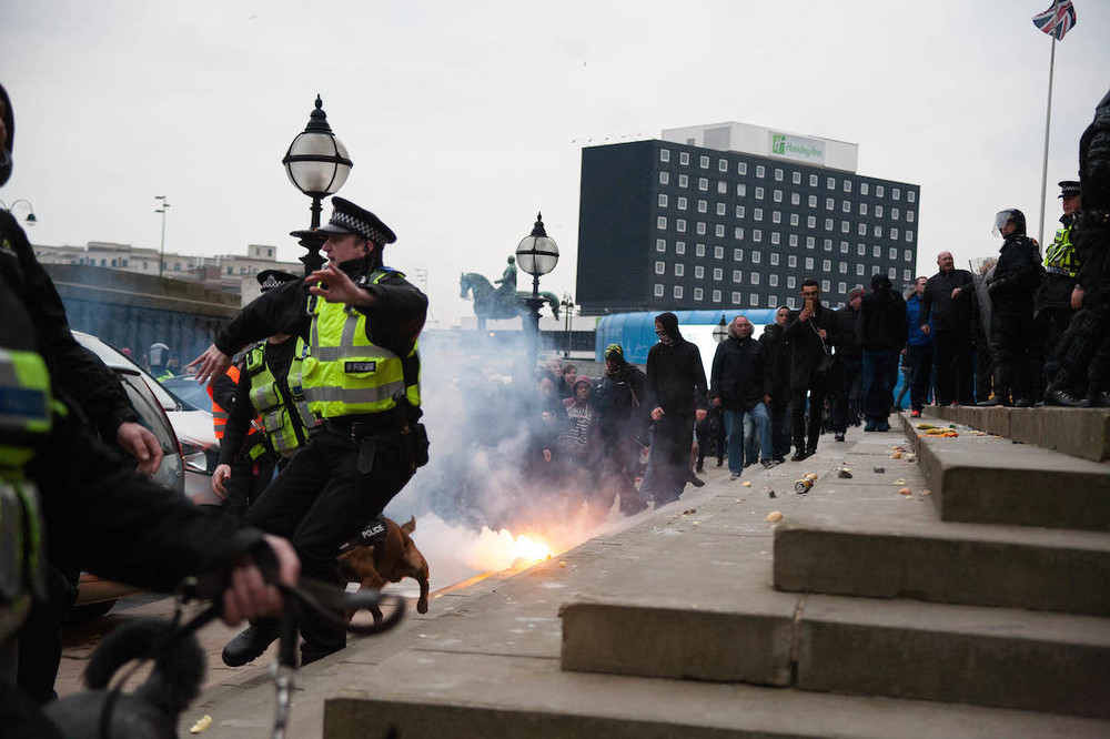 Photos Of The Police Trying To Push Anti-Fascists And Neo-Nazis Apart ...