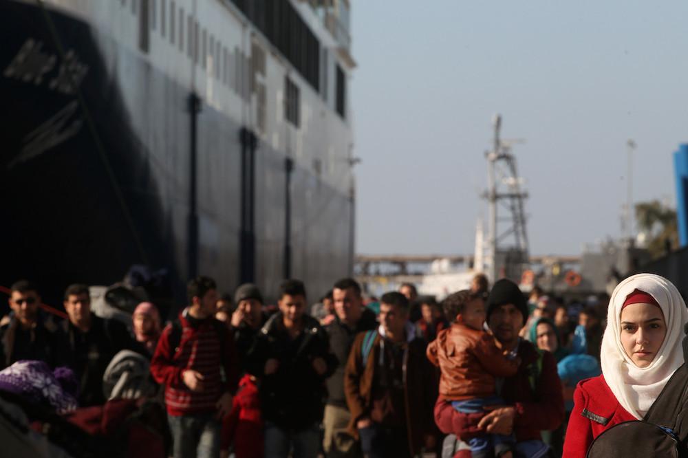«Πρόσφυγες αποβιβάζονται στο Λιμάνι του Πειραιά (Πύλη Ε1) από τα νησιά Λέσβο και Χίο. 01-02-2016»