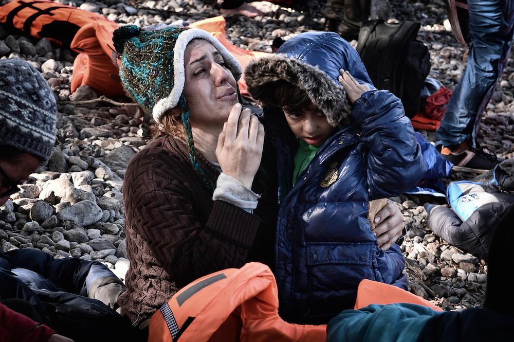 «Μητέρα πρόσφυγας από Συρία, ξεσπάει μετά την αποβίβαση στην Λέσβο. Ιούνιος 2015»