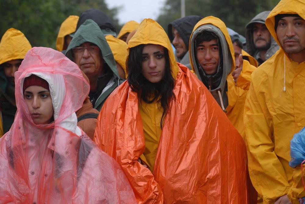 «Η 17χρονη Douaa Lala από Συρία στο Σιντ (Σερβία) μαζί με την οικογένεια Hasna στον δρόμο για να βρει συγγενείς της    στην Γερμανία. Μεσολάβησαν: Τουρκία, Ελλάδα, FYROM και     έπονται Κροατία, Αυστρία με τρένο και τέλος Γερμανία. 10-10-2015»