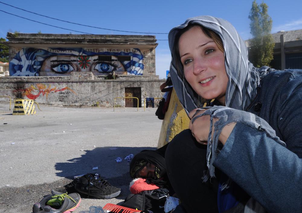«Νεαρή Αφγανή στη Λέσβο, περιμένοντας το πλοίο για Πειραιά και με επόμενο προορισμό την Ειδομένη στα σύνορα με την FYROM. 30-10-2015»