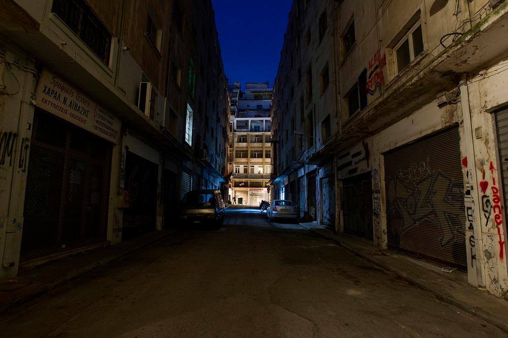 Αν σηκώσεις ψηλά το κεφάλι, θα αντικρίσεις μια λωρίδα ουρανό ανάμεσα στα δίδυμα κτίρια του δρόμου που είχε σχεδιαστεί να γίνει εμπορική στοά. 
