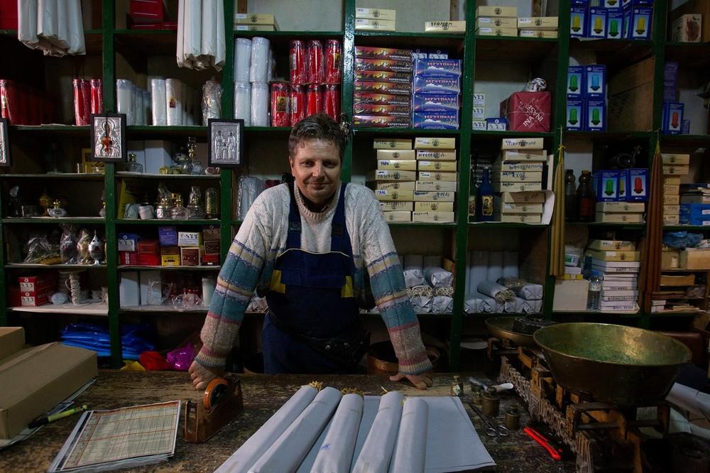 Τα εμπορικά καταστήματα ξηρών καρπών, μπαχαρικών, το κηροποιείο, το συνεργείο μοτοσικλετών, έχουν σταθερούς πελάτες εδώ και χρόνια.