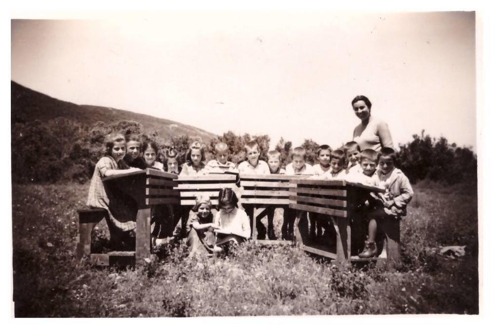 Ιούνιος 1956. Μαθήματα στη φύση. Το Δημοτικό Σχολείο Θέρμων λειτουργούσε μόνο ένα μήνα στην αρχή και ένα μήνα στο τέλος του σχολικού έτους και τον υπόλοιπο χρόνο οι μαθητές και η δασκάλα συνέχιζαν στο Δημοτικό της Χώρας. 