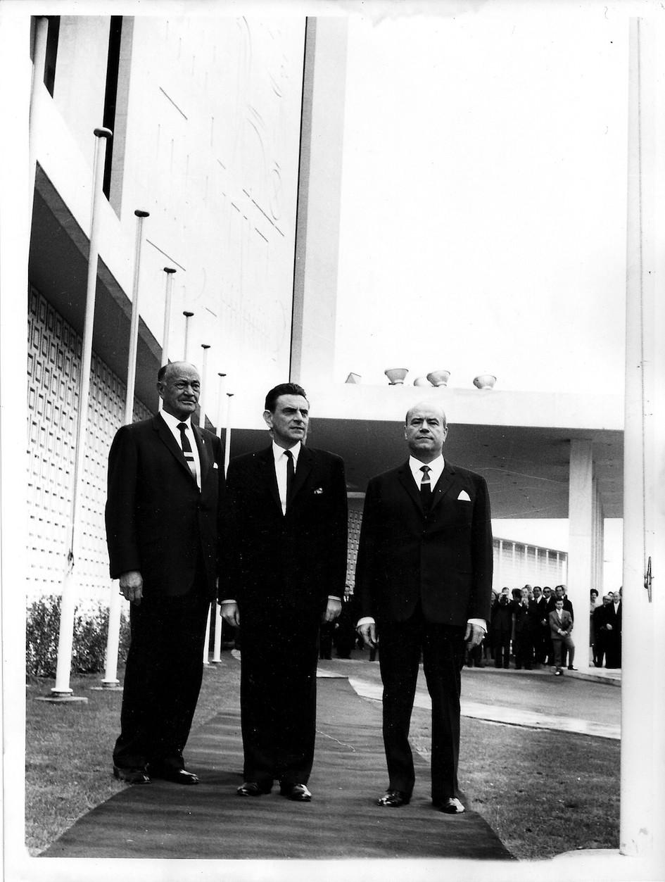 O Conrad Hilton με τον Παπαληγούρα και τον Ανδρεάδη στην είσοδο του ξενοδοχείου.