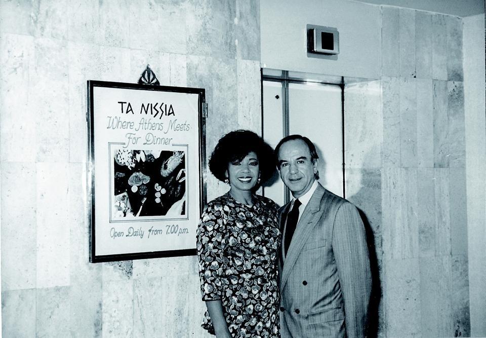 Η Sirley Bassey με τον Hilton General Manager Steve Georgiou το 1990.