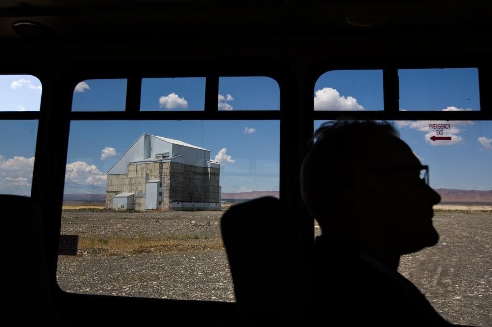 Ο ραδιενεργός πυρήνας του αντιδραστήρα DR στην εγκατάσταση του Hanford, ένας εκ των εννέα αντιδραστήρων που έφτιαχναν πλουτώνιο για πυρηνικά όπλα της Αμερικής και οποίοι τώρα πια είναι θαμμένοι κάτω από τσιμέντο, διακρίνεται μέσα από το παράθυρο ενός λεωφορείου στο Hanford.