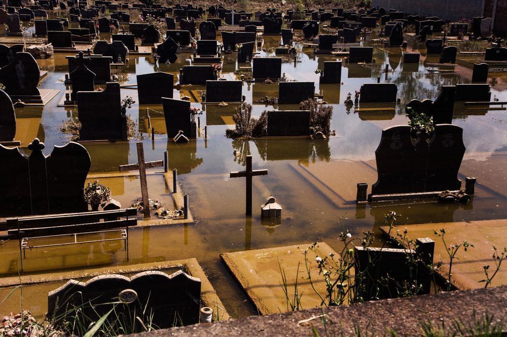 Ένα πλημμυρισμένο σερβικό ορθόδοξο νεκροταφείο στην Samac, Βοσνία Ερζεγοβίνη. Μάης 2014.