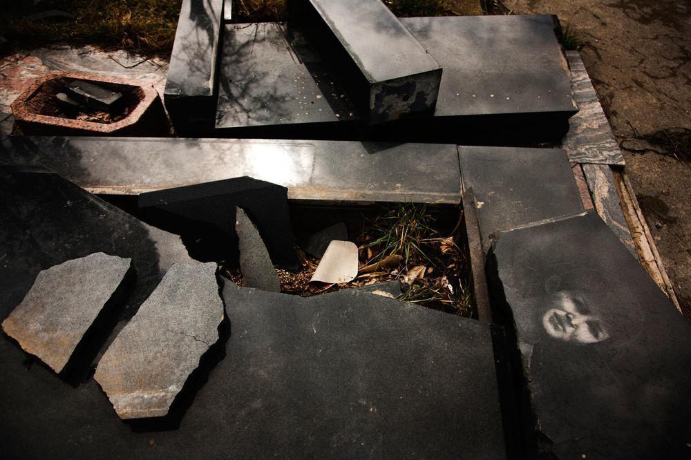 Ένας κατεστραμμένος τάφος σε ένα σερβικό ορθόδοξο νεκροταφείο, στην Αλβανοκρατούμενη νότια Mitrovica, Kόσσοβο. Μάρτης 2011.