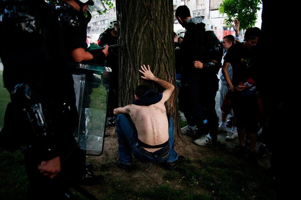Ένας νεαρός συλλαμβάνεται από την αστυνομία μετά από μια συμπλοκή σε πάρκο του κεντρικού Βελιγραδίου, ώρες αφότου συλλαμβάνεται ο εγκληματίας πολέμου Ratko Mladic. Μάιος 2011.