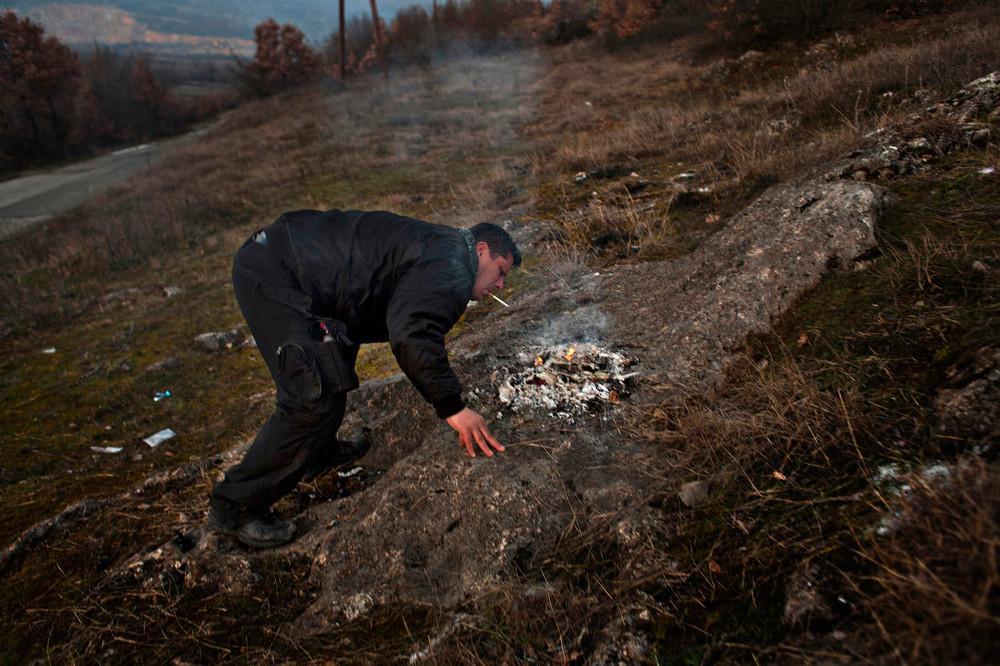 Ο Uros Popovic ανάβει το τσιγάρο του από μια φωτιά, στη διάρκεια των εορτασμών για το νέο έτος στο Kόσσοβο. Γενάρης 2011.