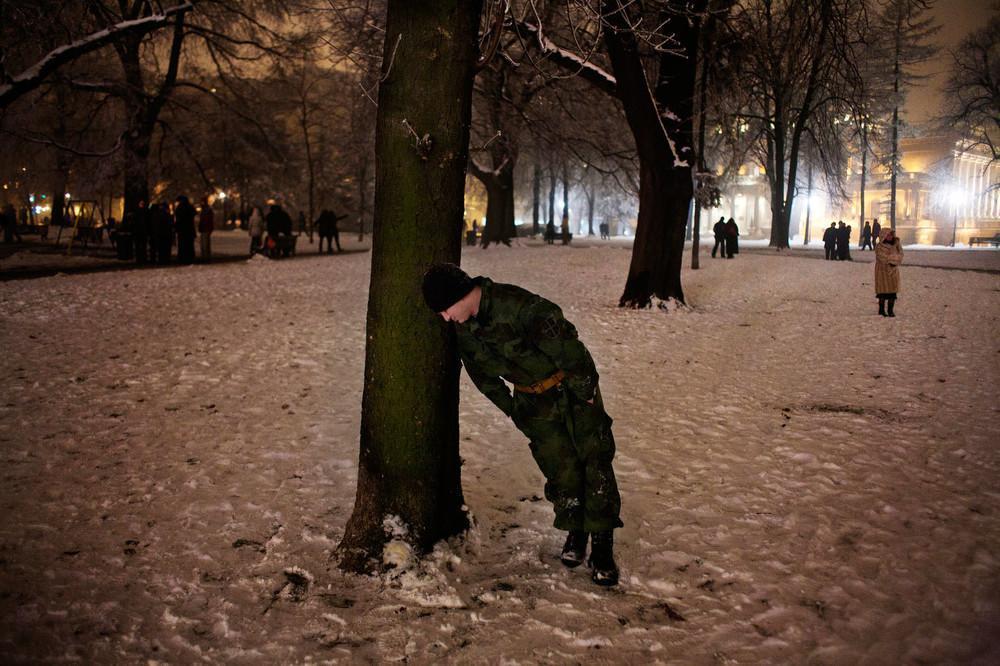 Μεθυσμένος Σέρβος στρατιώτης, κατά τη διάρκεια των εορτασμών του νέου έτους στο Βελιγράδι. Γενάρης 2011.