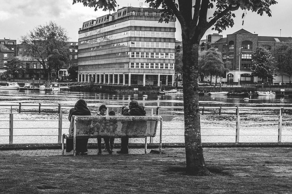 Μια οικογένεια μουσουλμάνων τρώει μεσημεριανό.