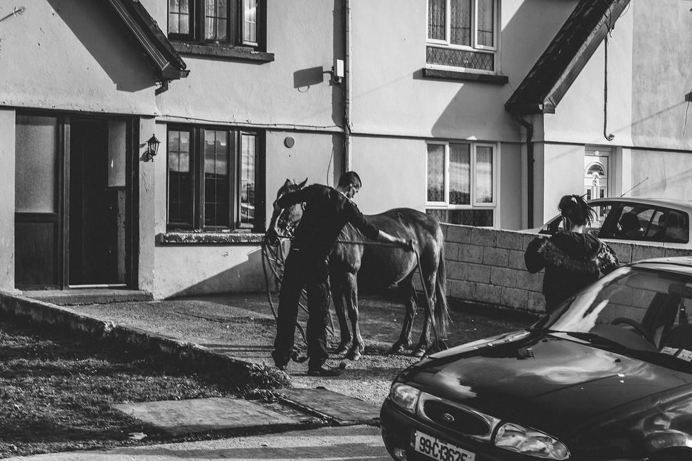 Ο γείτονας του Jordan ετοιμάζεται να βγάλει το άλογό του έξω.