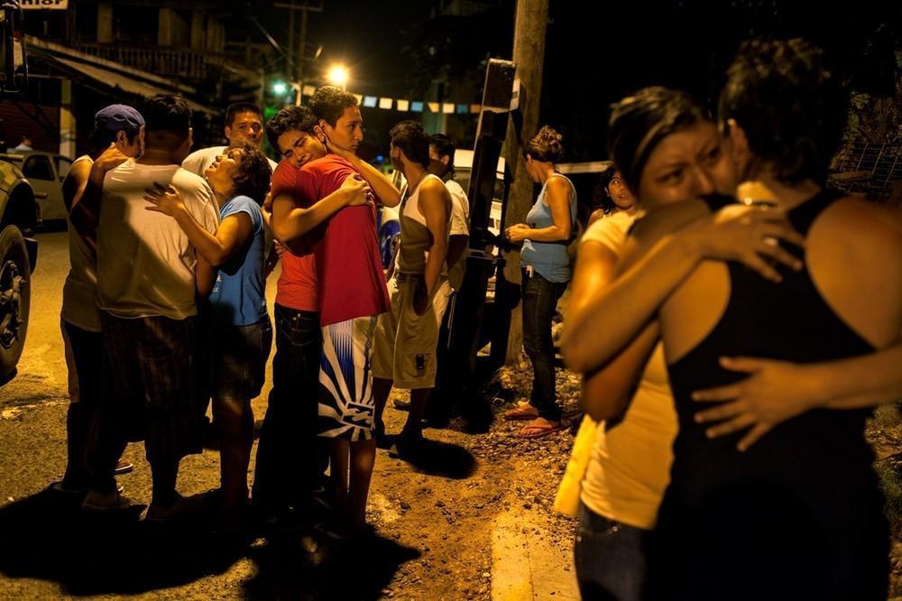 Μέλη της οικογένειας Lopez θρηνούν τον θάνατο του Luis Felipe, ενός 17χρονου που δολοφονήθηκε, ενώ περίμενε τη φίλη του. Μεξικό, 2011. 