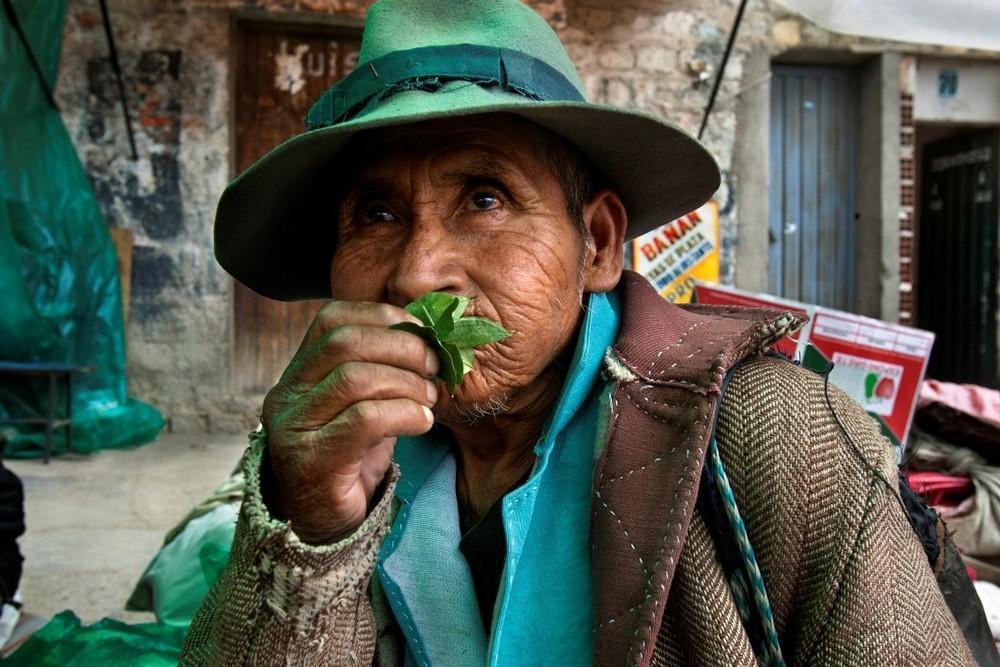Ένας άνδρας μυρίζει φύλα κόκας. Βολιβία, 2007