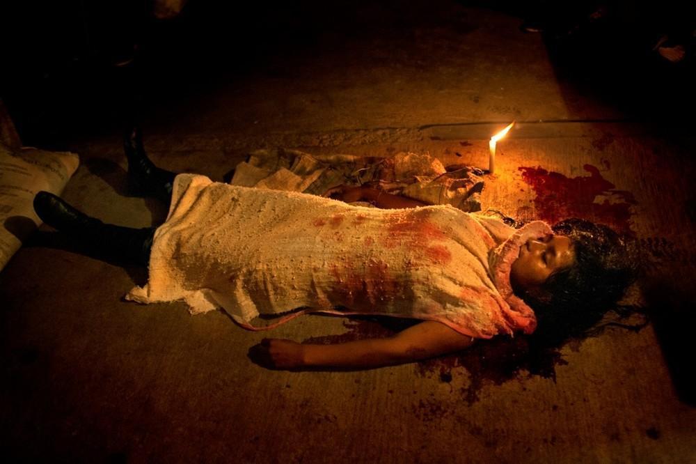 Το σώμα μιας γυναίκας που σκοτώθηκε σε κόντρα συμμοριών για τα ναρκωτικά. Κολομβία, 2011.