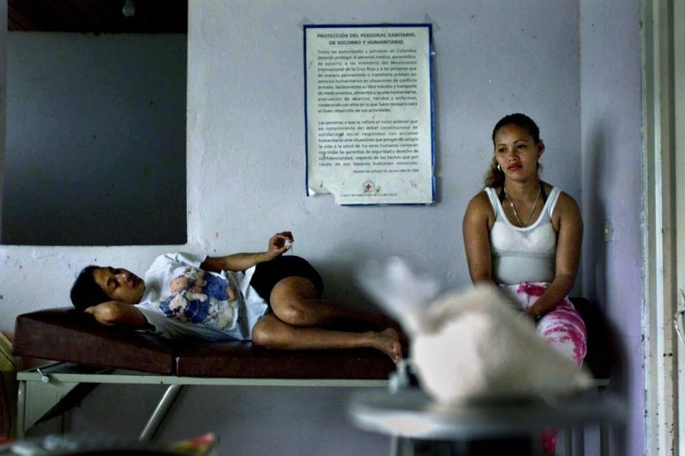 Κάθε εβδομάδα, ιερόδουλες που ζουν στο River Caguán, περνάνε από ιατρικά τεστ. Αν δεν τα κάνουν, δεν θα μπορούν να δουλέψουν στην περιοχή, την επόμενη εβδομάδα. Κολομβία, 2002. 