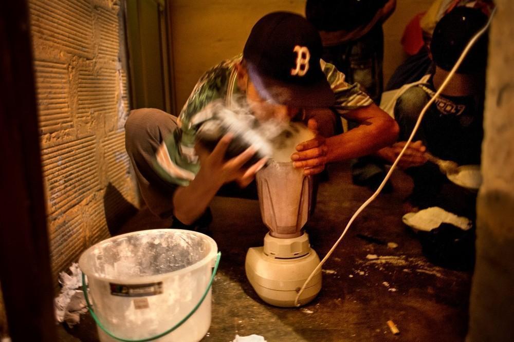 Ένα μέλος συμμορίας ανακατέβει κοκαΐνη, λιδοκαΐνη και καφεΐνη σε ένα μίξερ. Κολομβία, 2009. 