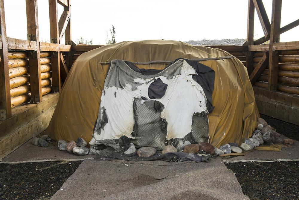 Tο sweat lodge.