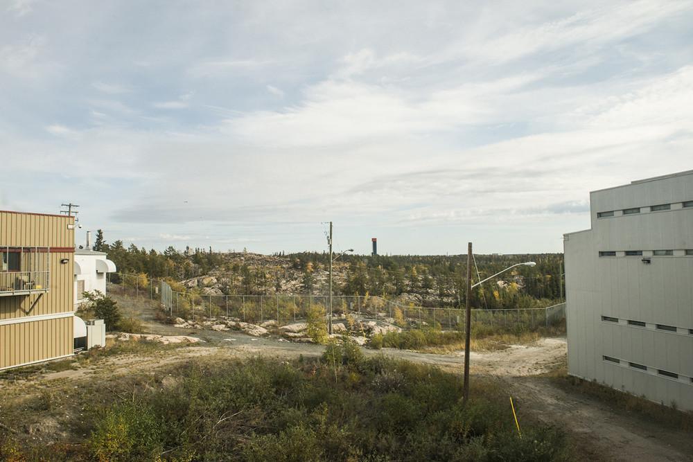 Tο North Slave Correctional Centre βλέπει προς το Robertson head frame, ένα επιβλητικό απομεινάρι του ορυχείου Con.