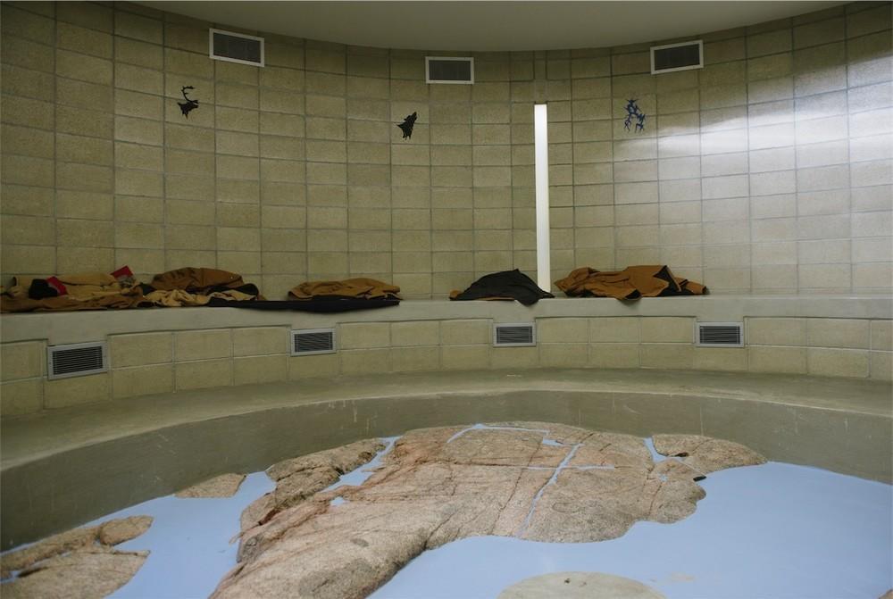 Μια ματιά σε ένα δωμάτιο παραδοσιακής θεραπείας, όπου λαμβάνουν χώρα συναντήσεις και τελετές. Οι τρόφιμοι χρησιμοποιούν τζάκετ και δέρματα ζώων για μαξιλάρια.
