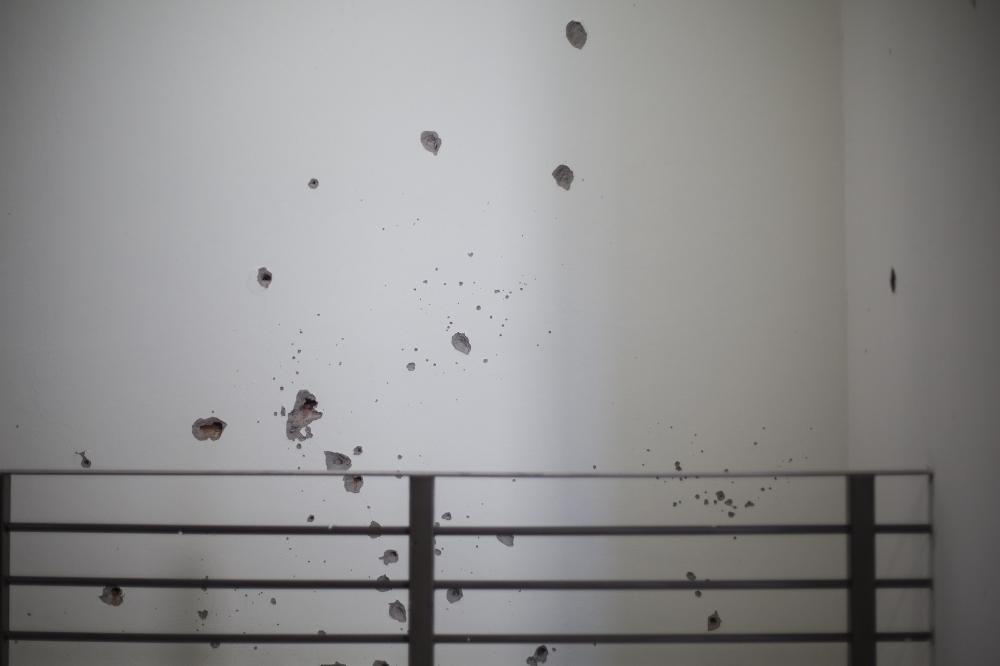 Ένας τοίχος γεμάτος με σφαίρες, μετά την ανταλλαγή πυροβολισμών ανάμεσα στο μεξικανικό πολεμικό ναυτικό και τους σωματοφύλακες του El Chapo Guzmán. Το μέγεθος των οπών υποδηλώνει ότι χρησιμοποιούσαν όπλα μεγάλου διαμετρήματος και κλασσικά τουφέκια επίθεσης.